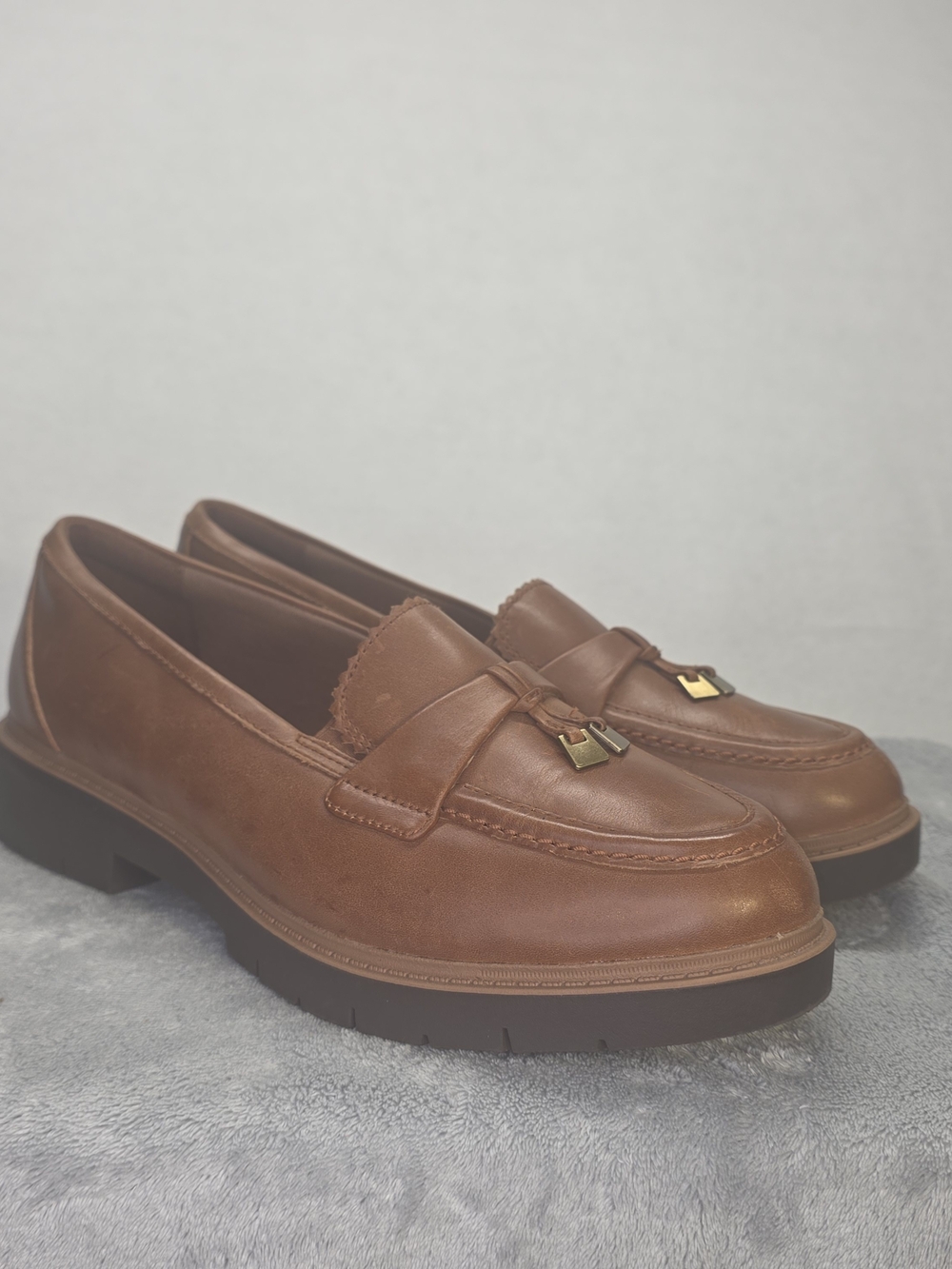 Clarks  9 Wide Westlynn Bella Tan Leather Women's Loafers with Tassel Accent